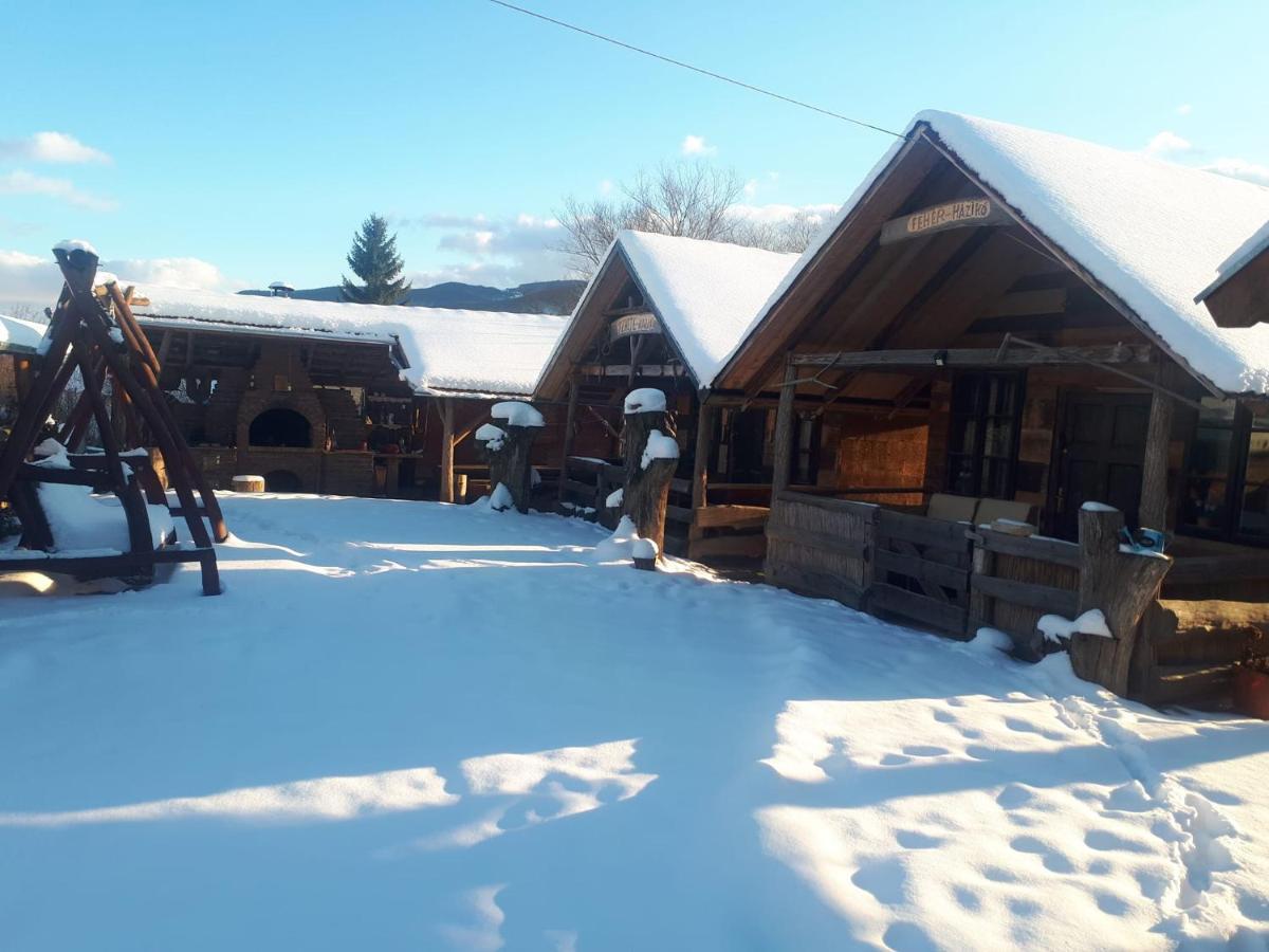Casa Rustic Feher & Fekete Vendeghazak Sovata Eksteriør bilde